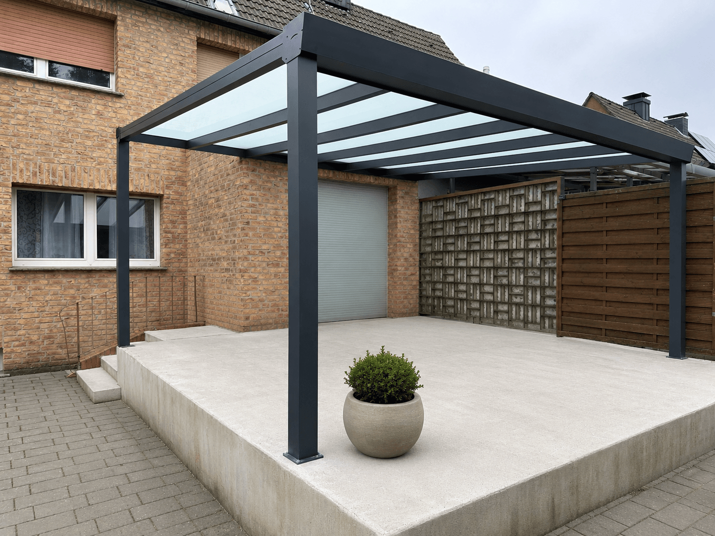 Freistehende Terrassenüberdachung im Garten